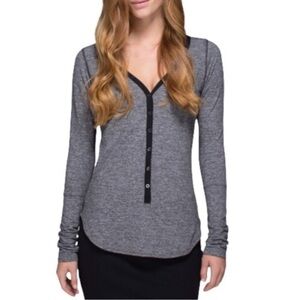 Lululemon Awesoma Henley Stretch Top Heather Gray Black Thumbholes Size 4